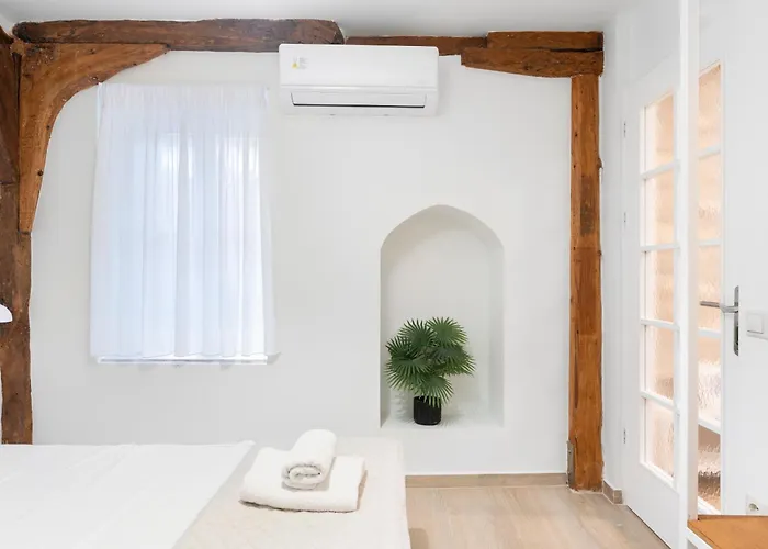 Ziv Boutique Town Square Iii *