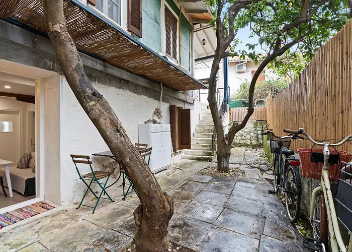 Ziv Boutique Town Square Iii *